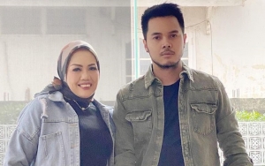 Bukan Geli atau Jijik, Ely Sugigi Ungkap Alasan Sang Suami Selalu Judes Saat Difoto 