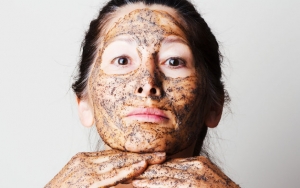 Gosok Wajah dengan Masker Kopi