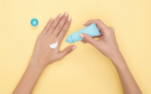 Di Kulkas Atau Suhu Ruangan? Ini 7 Tips Menyimpan Skincare Agar Formulanya Tetap Terjaga