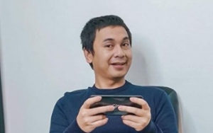 Aksi Nyeleneh Raditya Dika Tandai Pergantian Tahun 2020 ke 2021