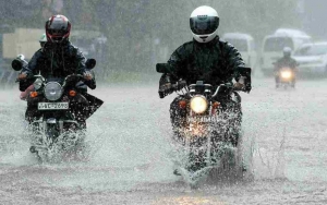 7 Hal Yang Harus Diperhatikan Agar Aman Naik Motor Saat Hujan, Jangan Ngebut Dan Tetap Waspada!