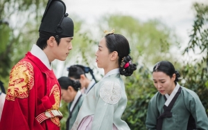 Kim Jung Hyun Ganas Cium Bibir Shin Hye Sun di 'Mr. Queen', Fans Kasihani Second Lead