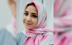 Biasa Dipuji, Nagita Pakai Mukena Sambil Goreng Ayam Dekat Kandang Kucing Disentil Soal Bau