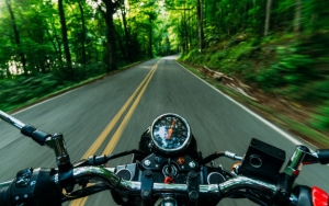 Jika Sedang Mengendarai Motor, Lebih Baik Berhenti