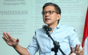 Singgung Soal Blusukan, Rocky Gerung: Mungkin Pengemis Ikuti Risma Dari Surabaya