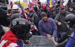 Korban Tewas dalam Kerusuhan Massa Trump di Capitol Bertambah jadi 4 Orang