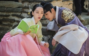 Jauh dari Kesan Mewah, Shin Hye Sun dan Kim Jung Hyun Asyik Blusukan di Pasar 'Mr. Queen'