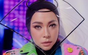 Melly Goeslaw Curhat Ibu Kritis Hingga Pamer Foto Bertopi Unik, Ngode Ogah Debat Soal Face Shield?