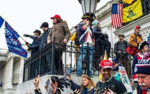 Dua Petugas Polisi Kedapatan Ikut Aksi Rusuh di Capitol Hill
