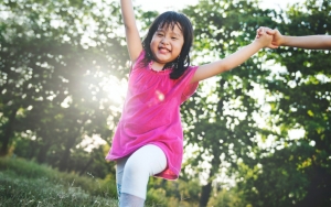 Perhatian Saja Tak Cukup, Ini 7 Cara Membangun Rasa Percaya Diri Anak Sejak Kecil