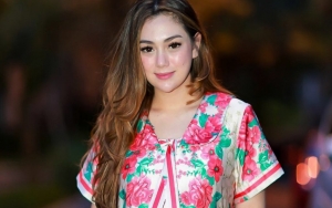 Celine Buktikan Seksi Langsing Tanpa Korset di Pinggir Sawah, Tato di Lengan Super Kece