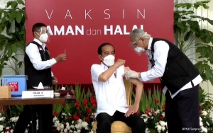 Jokowi Pamer Momen Perdana Disuntik Vaksin Corona, Tegaskan Sebagai Ikhtiar Besar