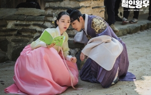 Kim Jung Hyun Goda Shin Hye Sun Agar Tertawa Saat Syuting 'Mr. Queen'