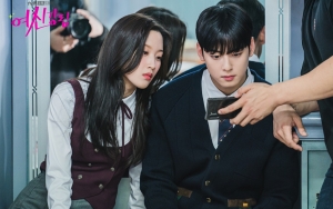 Cha Eunwoo Ajari Moon Ga Young Jiu-Jitsu di 'True Beauty', Adegan Tindihan Buat Heboh