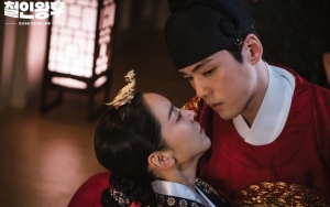 Shin Hye Sun Dan Kim Jung Hyun Beri Pesan Untuk Fans Internasional 'Mr. Queen'