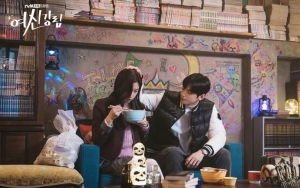 Cha Eunwoo Ngakak Gagal Lindungi Moon Ga Young di Lokasi Syuting 'True Beauty'