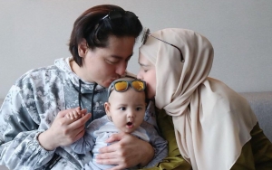Lucunya Putra Cut Meyriska dan Roger Danuarta Pakai Peci, Senyum-senyum ke Kamera