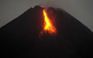 Waspada! Gunung Semeru Meletus Muntahkan Awan Panas, Ini Prediksi Arah Hujan Abu 