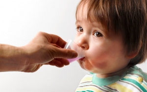Lebih Baik Jangan Dipaksa, Ini 7 Tips Efektif Agar Anak Mau Minum Obat