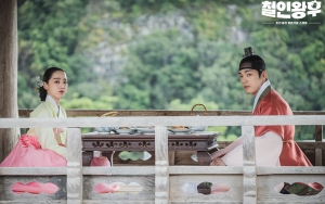 Kim Jung Hyun Sekarat di Hadapan Shin Hye Sun, Rating 'Mr. Queen' Cetak Rekor