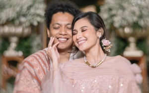 Jadi Pengantin Baru, Indah Permatasari Pamer Momen Dipeluk Manja Arie Kriting Saat Tidur