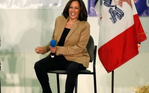 Akhirnya Terungkap, Ini Alasan Kamala Harris Sering Pakai Sneakers di Acara Formal