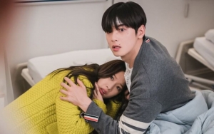 Masih Backstreet, Kocaknya Moon Ga Young Sembunyi dalam Selimut Cha Eunwoo di 'True Beauty'