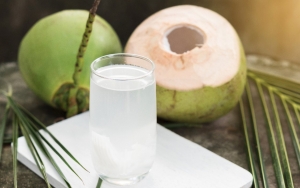 Beredar Anjuran Minum Air Kelapa untuk Netralkan Vaksin COVID-19, Ini Faktanya
