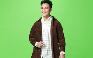 Baim Wong Naik Perahu ke Lokasi Banjir Kalimantan Selatan, Teriakan Histeris Ibu-Ibu Bikin Salfok