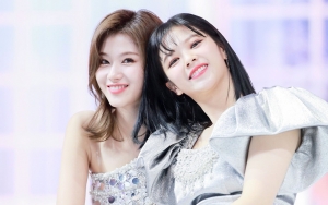 Sana TWICE Pernah Malu-Maluin Jeongyeon di Pesawat, Kenapa?