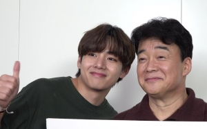 V BTS Girang Banget Bisa Foto Bareng Chef Baek Jong Won untuk Pamer ke Ibunda