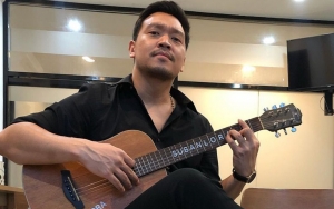 Nobu Senyam-Senyum Dengarkan Lagu Soal Video Syur 19 Detik Gisel, Ramai Dihujat Tak Tahu Malu