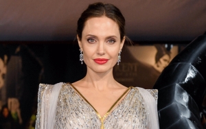 Tampak Elegan, Angelina Jolie Kenakan Mantel Hitam Oversize Saat Ke Supermarket