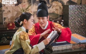 Kim Jung Hyun Dan Shin Hye Sun Saling Beri Perhatian Syuting Malam Pertama 'Mr. Queen'