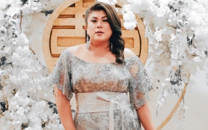 Bukan Background Biru Tapi Merah, Kode Regina Ivanova Segera Sebar Undangan Nikah?