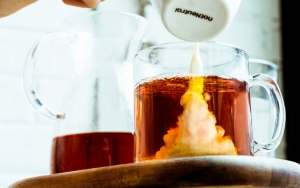 Minum Kopi Lengkap dengan Gula dan Krimer