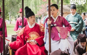 Shin Hye Sun Tampil Badass, Siap Bentuk Aliansi Dengan Kim Jung Hyun di 'Mr. Queen'