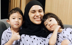 Kocaknya Keluarga Nycta Gina Joget TikTok 'Terpesona' Yel-Yel TNI Polri   