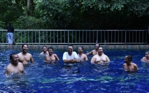 Foto Gubernur NTB-Pejabat Renang Bareng Jadi Sorotan, DPRD Beri Kritikan Keras