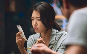 Hidup Dalam Dunia Yang Hancur, Park Shin Hye Masih Bucin BTS di 'Sisyphus: The Myth'