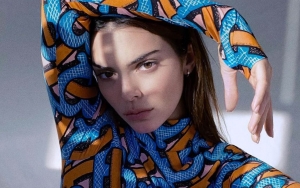 Gunakan Baju Sporty, Kendall Jenner Pamerkan Bagian Perutnya Yang Rata