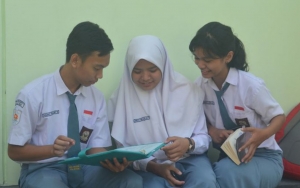 Sekolah Kini Dilarang Wajibkan Seragam Beratribut Agama, Waketum MUI Beri Kritik Tajam