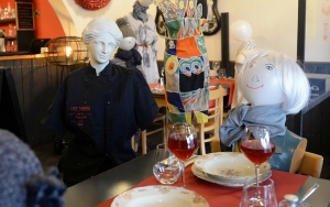 Gerah Tak Boleh Ada Pelanggan di Masa Pandemi, Restoran di Belgia Ini 'Layani' Boneka dan Manekin