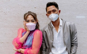 Begini Reaksi Ayu Dewi Saat Sang Suami Tak Cemburu Dengan Arya Saloka