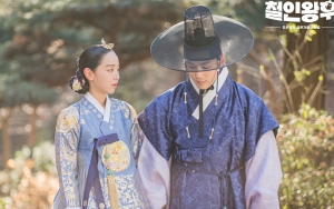 Shin Hye Sun dan Kim Jung Hyun Beradegan Intim di Tempat Umum 'Mr. Queen', Fans Girang