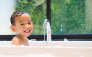 Mandikan Si Kecil dengan Air Hangat