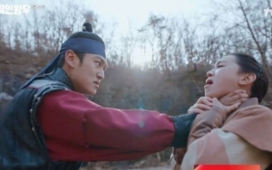 Na In Woo Cekik Shin Hye Sun di 'Mr. Queen', Fans Batal Ngamuk Karena Ini