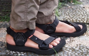 Pakai Sandal Antiselip