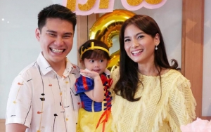 Unggah Foto Bareng Anak, Acha Septriasa Malah Ribut Dengan Suami Soal Ini