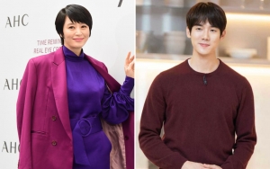 Blue Dragon Film Awards ke-41: Jadi MC, Kim Hye Soo Dan Yoo Yeon Seok Gandengan Mesra Di Red Carpet